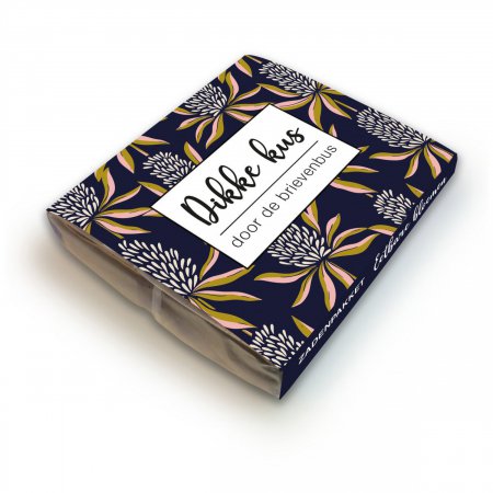 Dikke kus door de brievenbus